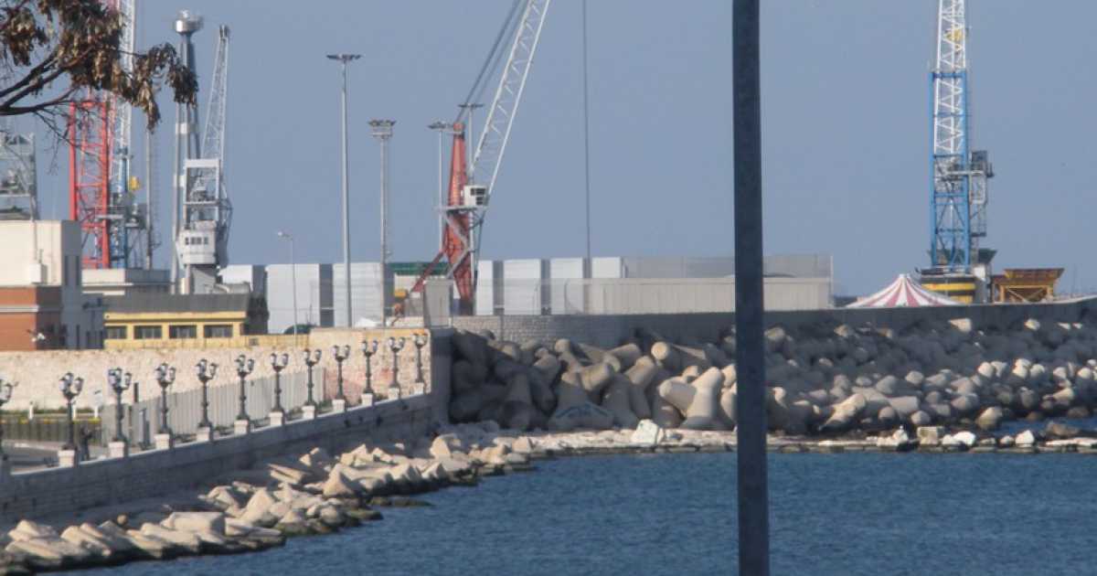 Un altro ''muro'' nel porto: il mare continua ad allontanarsi dai baresi